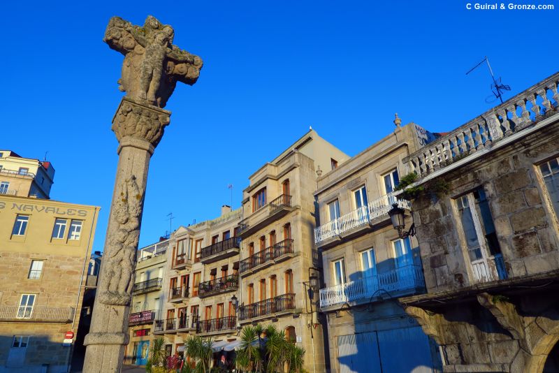 Cruceiro en la plaza da Ribeira do Berbés, Vigo