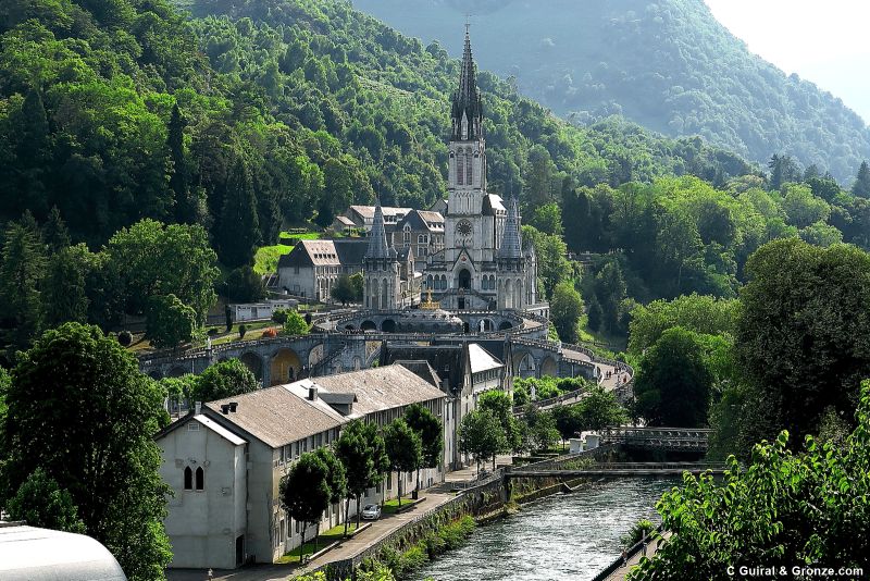 Vista del santuario de Lourdes desde Accueil Jacquaire La Ruche