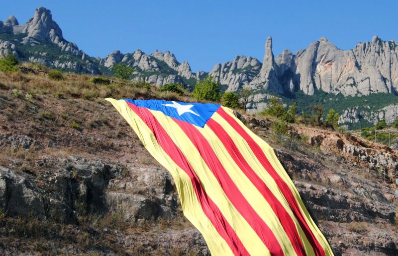 Gran Estelada colgada en Montserrat, punto de partida habitual para muchos peregrinos jacobeos catalanes.