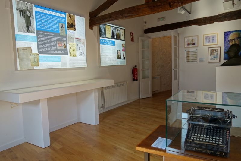 Sala del faiado, con su máquina de escribir, Casa-Museo de Álvaro Cunqueiro