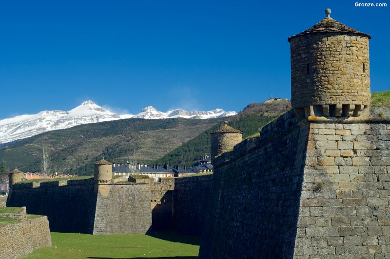 Ciudadela de Jaca, con los Pirineos al fondo