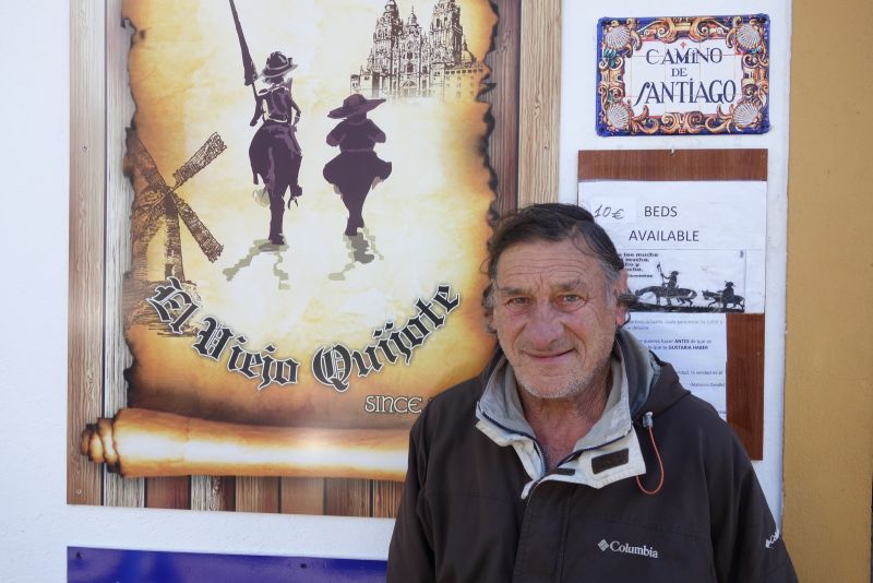 José Antonio a la puerta del albergue compostelano Viejo Quijote