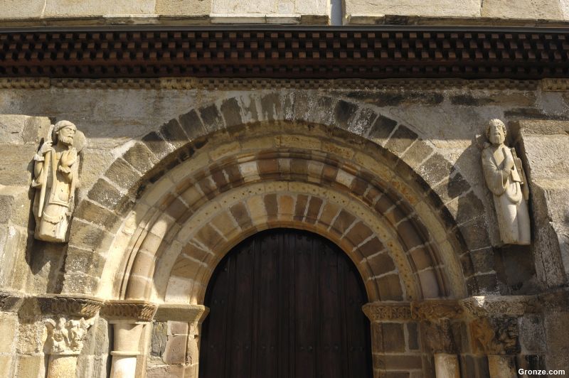 Portada de la iglesia de Santa Marta de Tera, con la imagen de Santiago Peregrino (izq.)