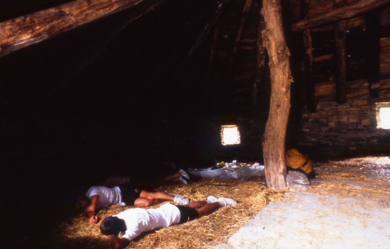 Peregrinos durmiendo en una palloza, mediados de los 80