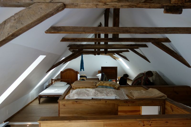 Albergue, con dormitorio de camas bajas y con ropa de cama completa, en Navarrenx (Camino de Le Puy, Francia)