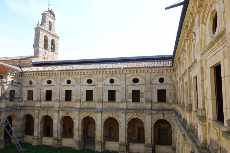 El claustro, con el acceso tapiado a la que fue Sala Capitular (Monasterio de Santa María de Sandoval)