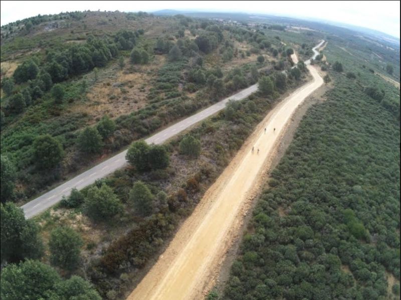 Vista aérea de la nueva pista, más ancha que la propia carretera, por la que se ven obligados a continuar los peregrinos