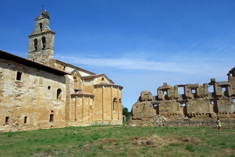 Cabecera del templo y ruinas del claustro mayor (Monasterio de Santa María de Sandoval)
