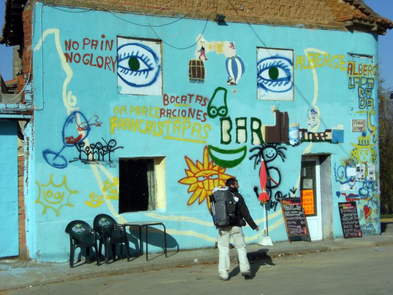 Fachada del Bar Elvis, un referente en el Camino Francés