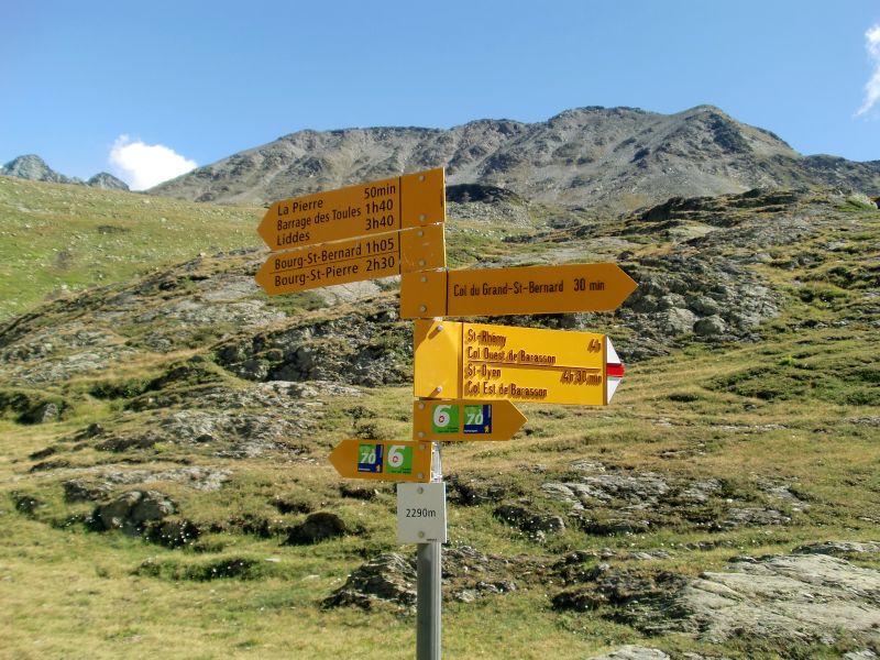 Señalización en el tramo final de la subida al collado del Gran San Bernardo