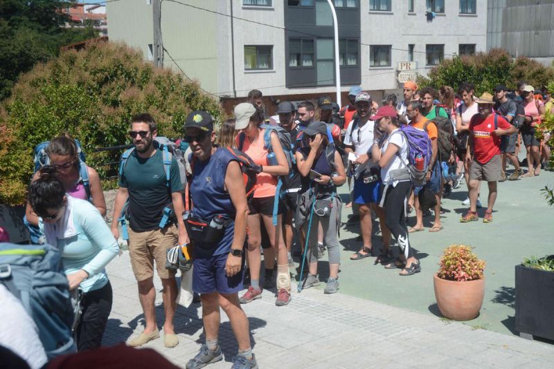 Cola de peregrinos en el albergue público de Pontevedra
