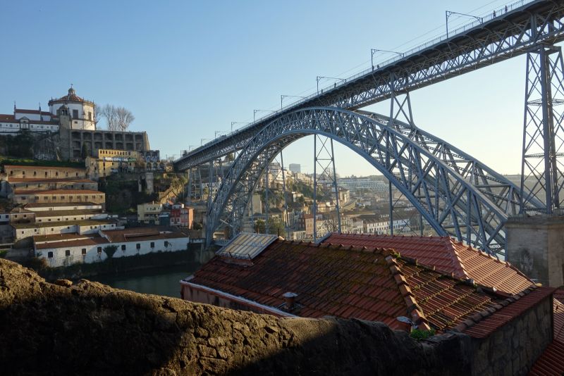 Una vista atípica de la ponte de D. Luís.