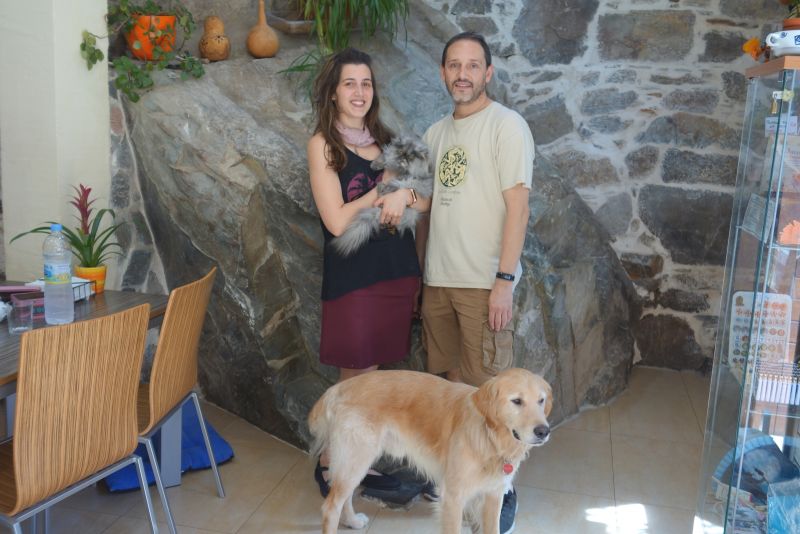 Livia y Unai, propietarios del albergue La Piedra, una de las últimas casas de Villafranca del Bierzo junto al Camino