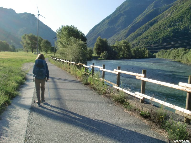 Camino junto al río Dora Baltea, de camino a Arnad