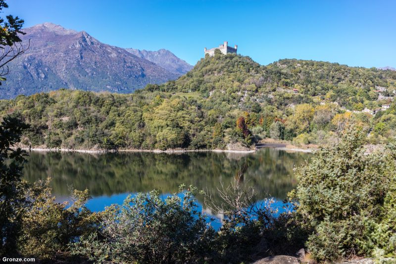 Lago Pistono y Castello di Montalto Dora