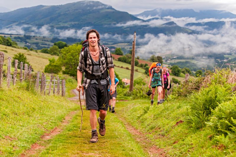 Jóvenes peregrinos en el Pirineo francés, de camino a Roncesvalles