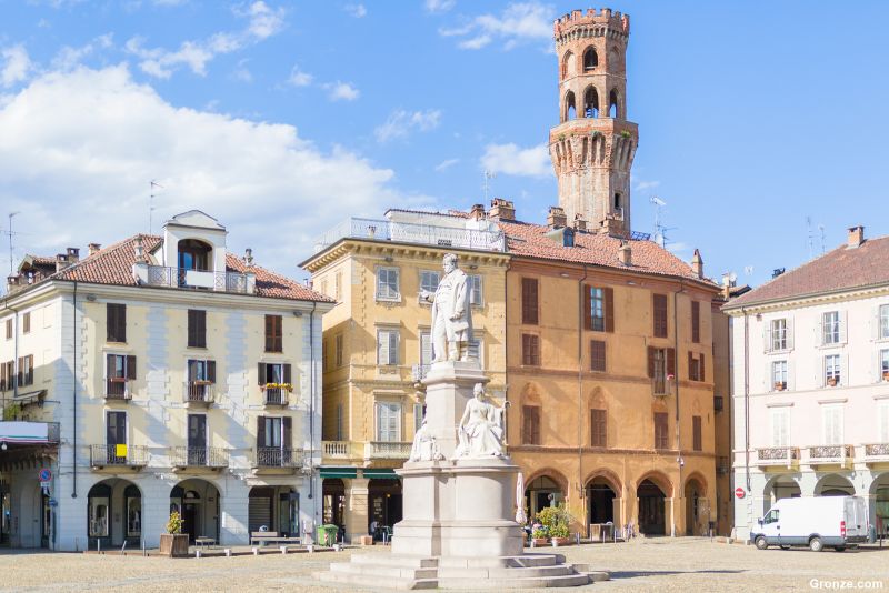 Monumento a Cavour y, detrás, la Torre Dell'Angelo, Vercelli