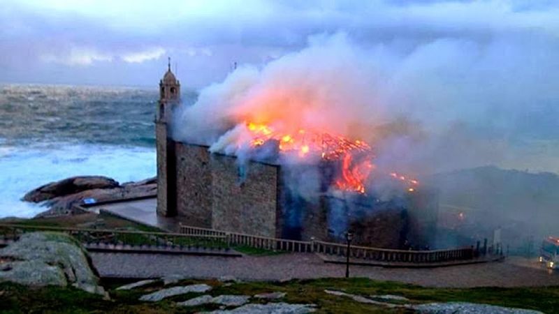 Incendio del Santuario de A Barca el día de Navidad de 2013 (Foto: Xesús Búa para La Voz de Galicia)