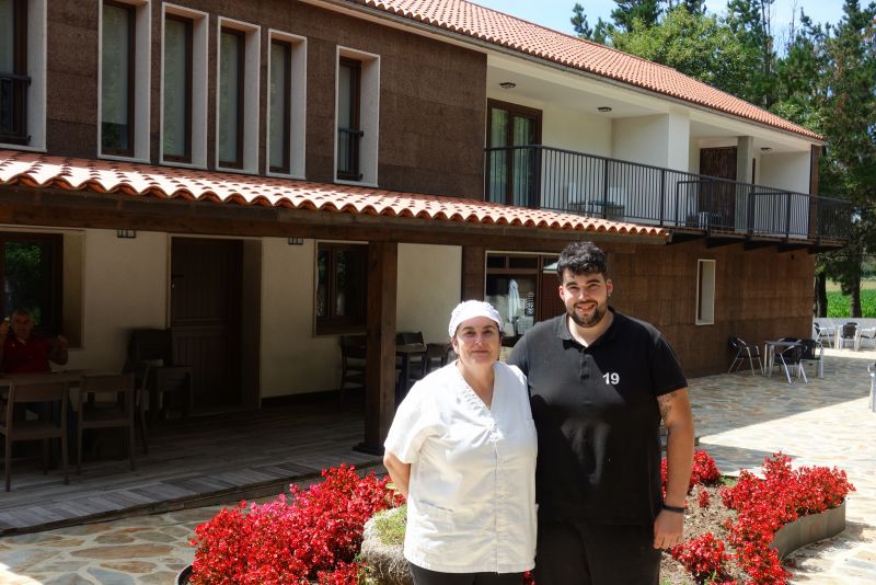 María y Juanjo ante la pensión-restaurante Virxe da O