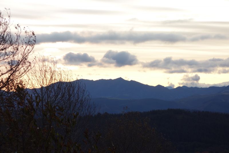 Ver amanecer tras la Cordillera Cantábrica