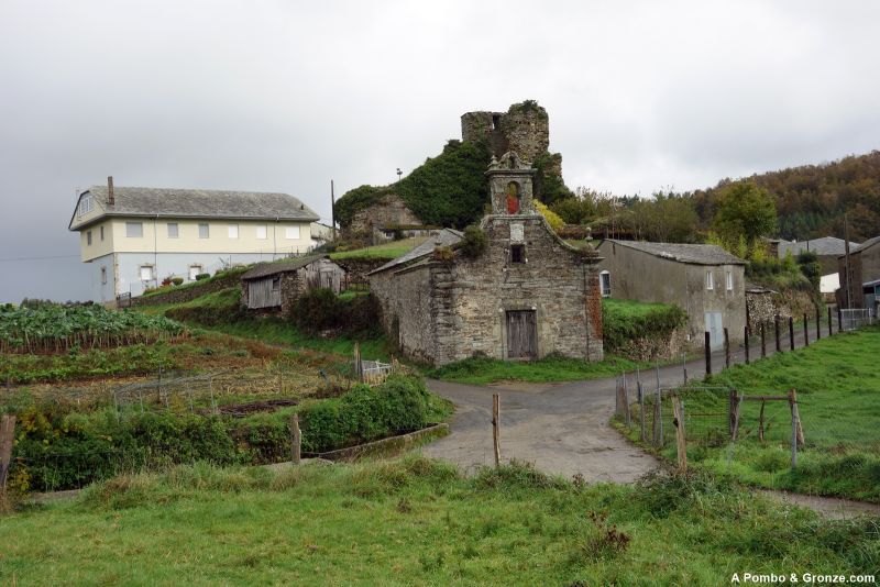 Proba de Burón, salida de la localidad con la capilla de San Xosé y torre de la fortaleza medieval