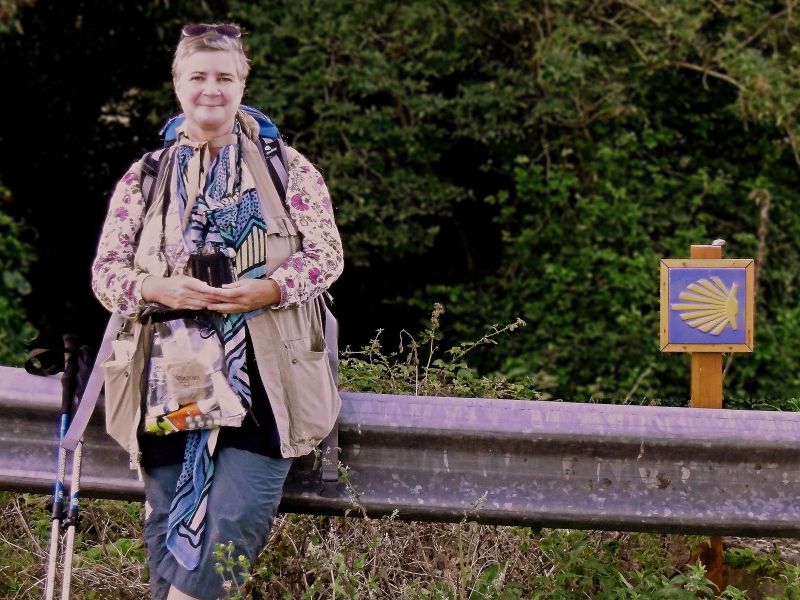 Aída Herreros, apoyada en un quitamiedos, durante una etapa de su larguísimo Camino del Norte