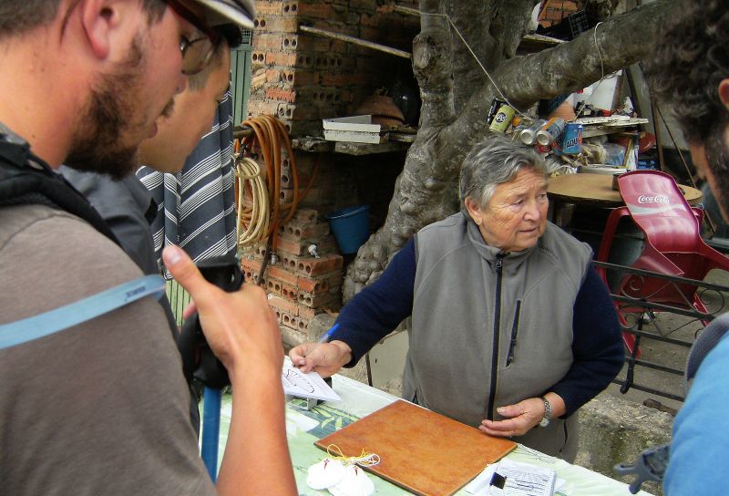 María atendiendo a unos peregrinos en 2014.