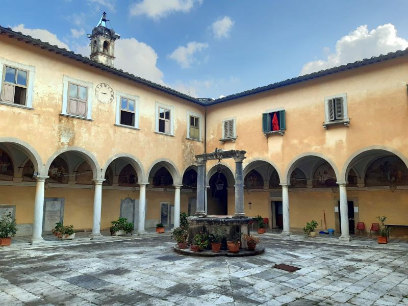 Albergue de Pietrasanta en el convento de San Francesco, un ejemplo de hospitalidad con voluntariado.