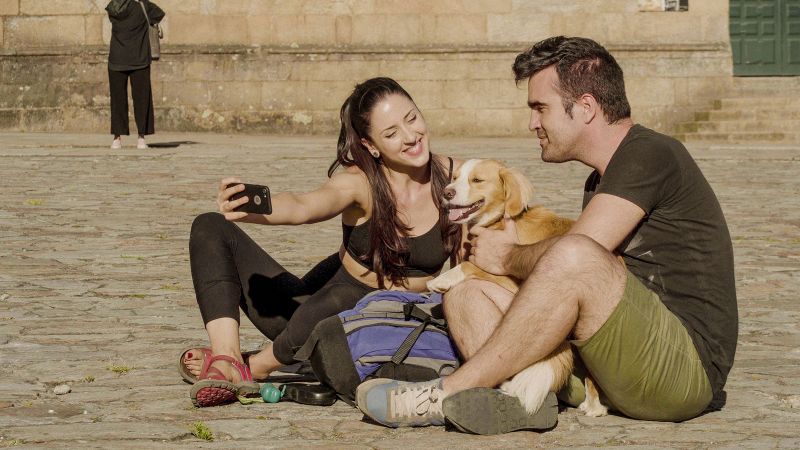 Alba y Raúl con su perro, Limón, al llegar a la plaza del Obradoiro.