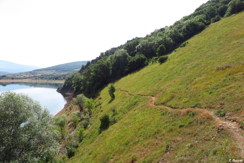 Tramo por sendero junto al pantano de Requejada.