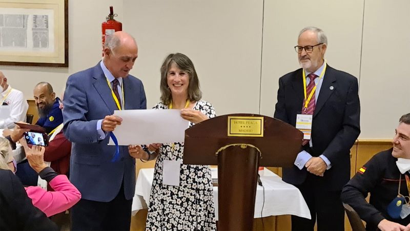 Entrega del premio Trifinium a la representante de American Pilgrims.