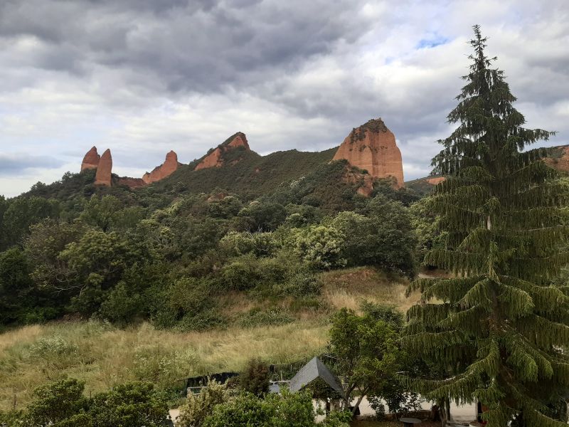 Camino en las Médulas, sorprendente espacio monumental que testimonia la minería aurífera romana.