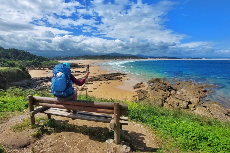 Isa (@aguitadeabril) ante la playa de Somo, Camino del Norte, junio de 2021.