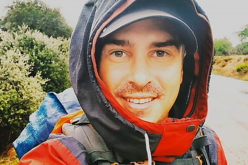 Leandro (@un_cartagenero_en_el_camino) en un tramo del Camino Mozárabe, otoño de 2020.