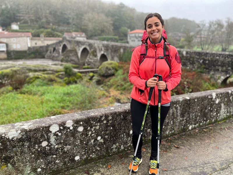 Carlota en Ponte Maceira, de camino a Santiago.