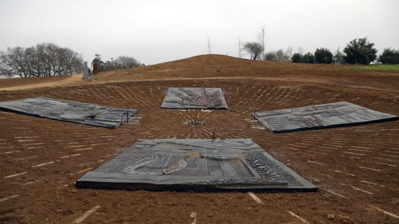 La nueva instalación del Monte do Gozo, suficiente y discreta (fuente: La Voz de Galicia). La nueva instalación del Monte do Gozo, suficiente y discreta (fuente: La Voz de Galicia).
