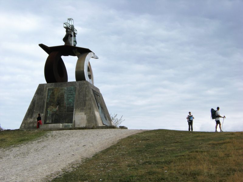 El monumento desaparecido, que nadie debería echar de menos, en el Monte do Gozo. El monumento desaparecido, que nadie debería echar de menos, en el Monte do Gozo.