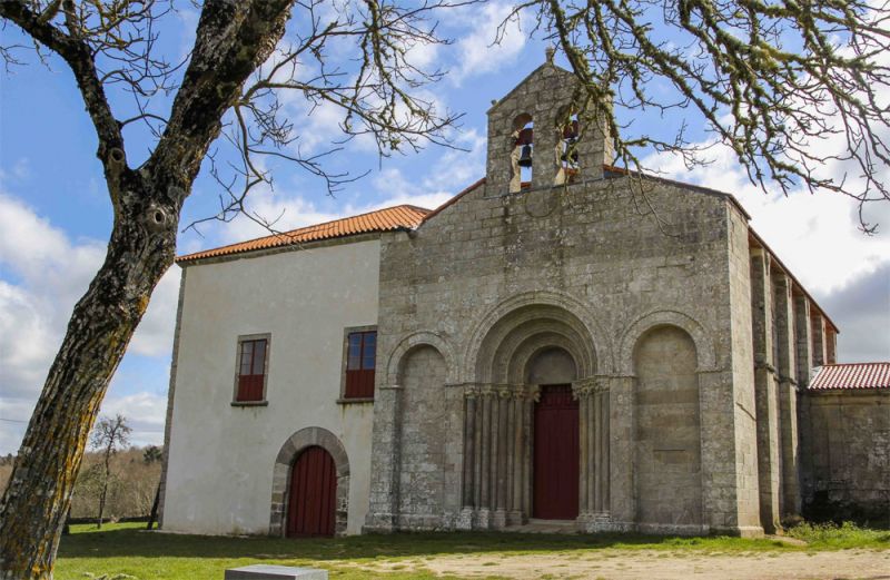 Iglesia de Diomondi y, adosado, el albergue antes de su rehabilitación (foto: La Alacena Roja)