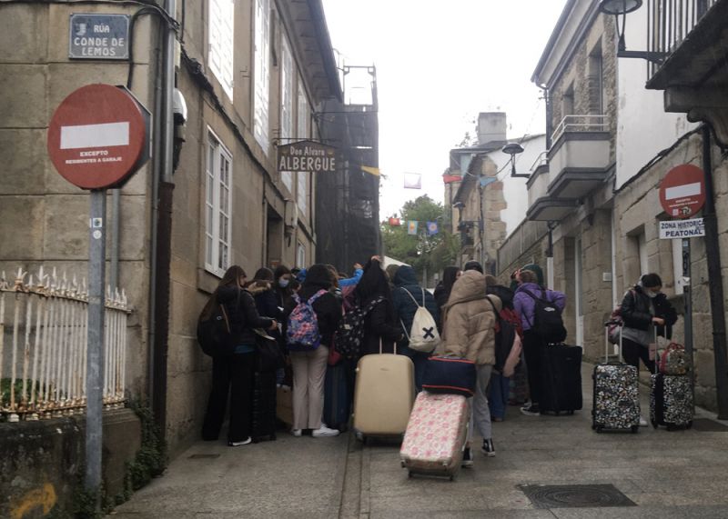 Peregrinos con maletas a la puerta de un albergue en Sarria. Peregrinos con maletas a la puerta de un albergue en Sarria.
