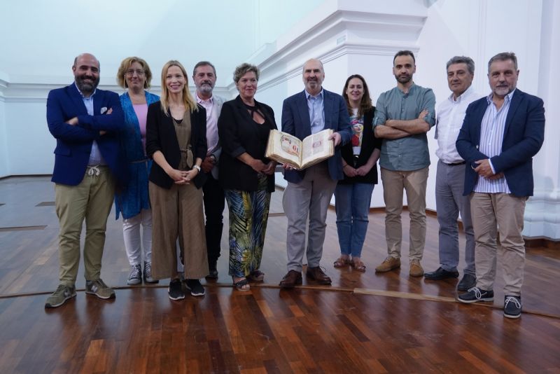 El premiado, con un facsímil del Codex Calixtinus, junto a los representantes de la Liga de Asociaciones de Periodistas del Camino de Santiago