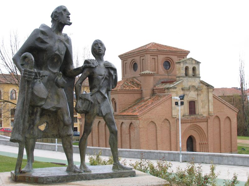 El monumento al Lazarillo, en el puente romano, y la iglesia de Santiago