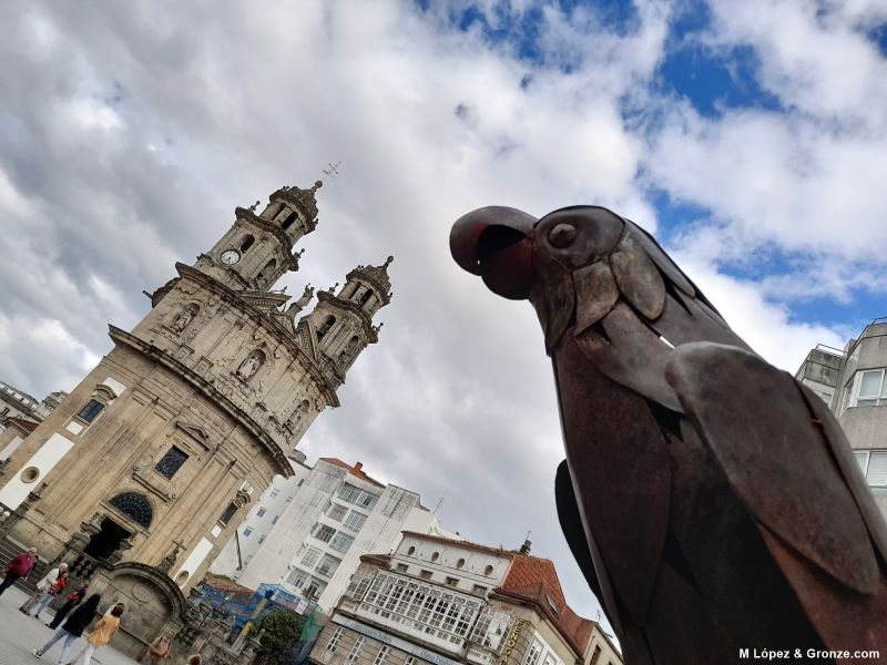 Escultura del loro Ravachol frente al Santuario de la Virgen Peregrina (Pontevedra).