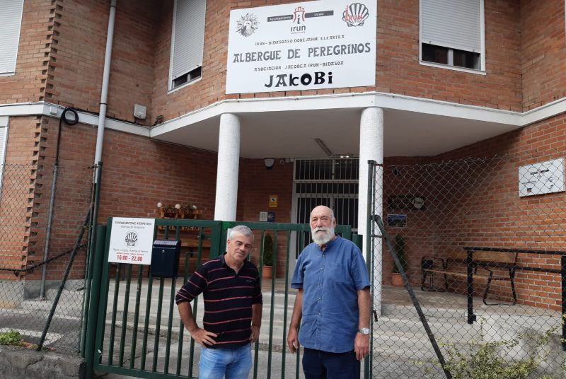 Josín Galzakorta (dcha.) y Gonzalo Iñarra (izda.), respectivamente presidente y miembro de la directiva de la AACS de Irún.