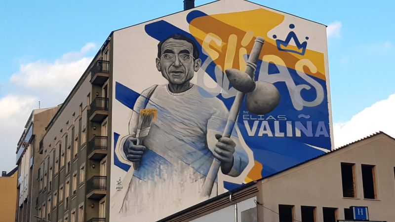 Mural en memoria a Elías Valiña, Sarria.