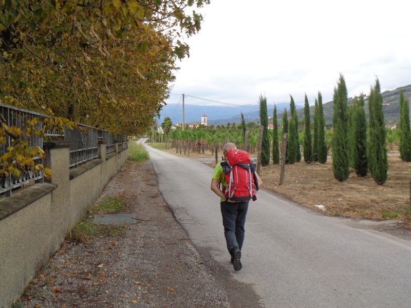 Peregrino en el Camino de San Jacopo in Toscana.