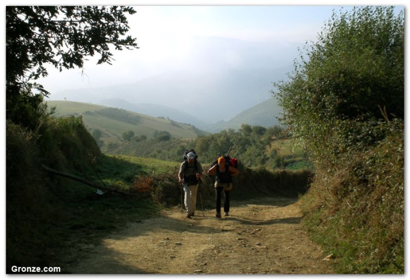 Peregrinos subiendo a O Cebreiro Peregrinos subiendo a O Cebreiro