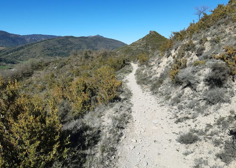 Subida a Atarés, de camino a San Juan de la Peña