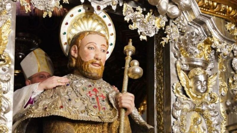 Abrazo al apóstol en la catedral de Santiago (Foto: Arzobispado).