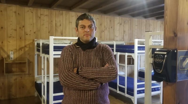 Miguel Ángel Rodríguez, presidente de AGALBER, en su albergue A Reboleira de Fonfría.