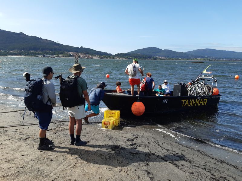 Peregrinos subiendo a la barca de Caminha.